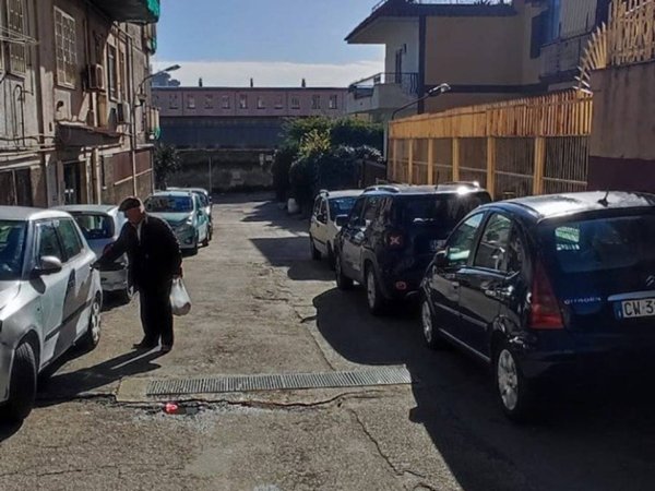 locale commerciale in vendita a Napoli in zona Secondigliano