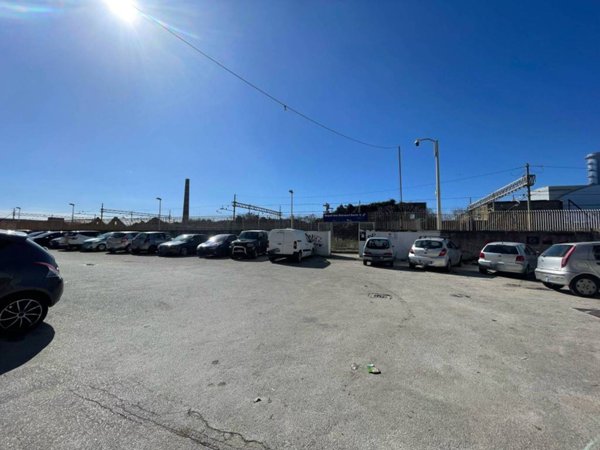 negozio in vendita a Napoli in zona San Giovanni a Teduccio