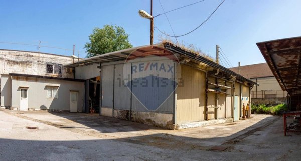 negozio in vendita a Napoli in zona San Giovanni a Teduccio