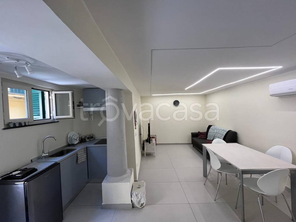 appartamento in vendita a Napoli in zona Chiaia