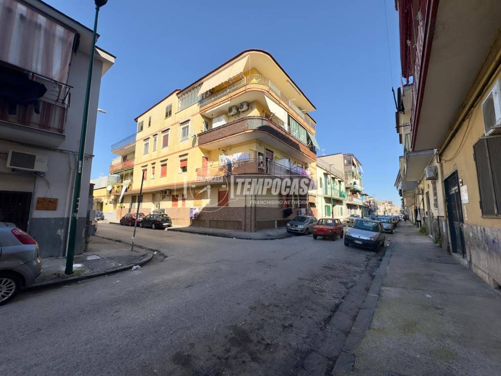 negozio in vendita a Napoli in zona Capodichino