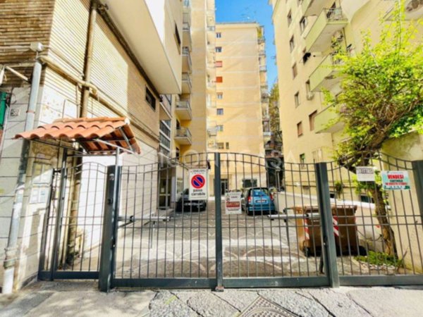 locale commerciale in vendita a Napoli in zona Arenella