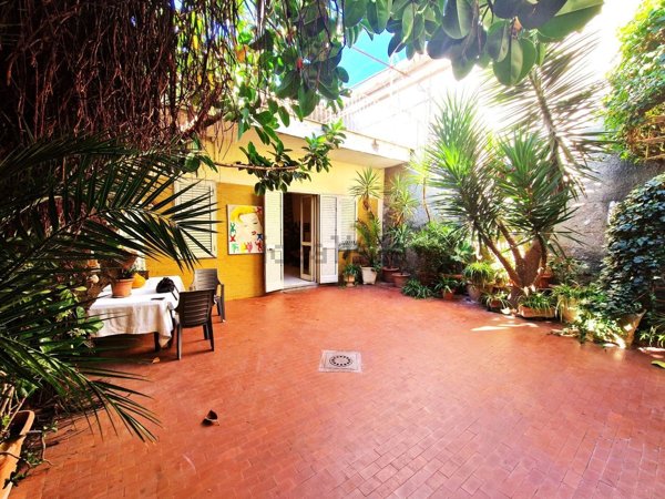 casa indipendente in vendita a Napoli in zona San Carlo all'Arena