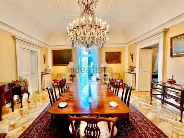 appartamento in vendita a Napoli in zona Chiaia