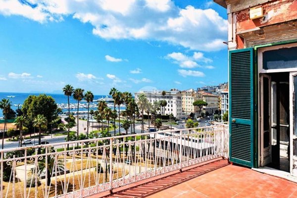 appartamento in vendita a Napoli in zona Chiaia