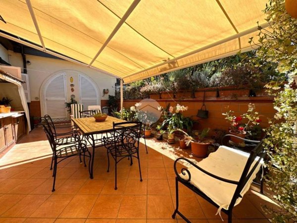 casa indipendente in vendita a Napoli in zona Fuorigrotta