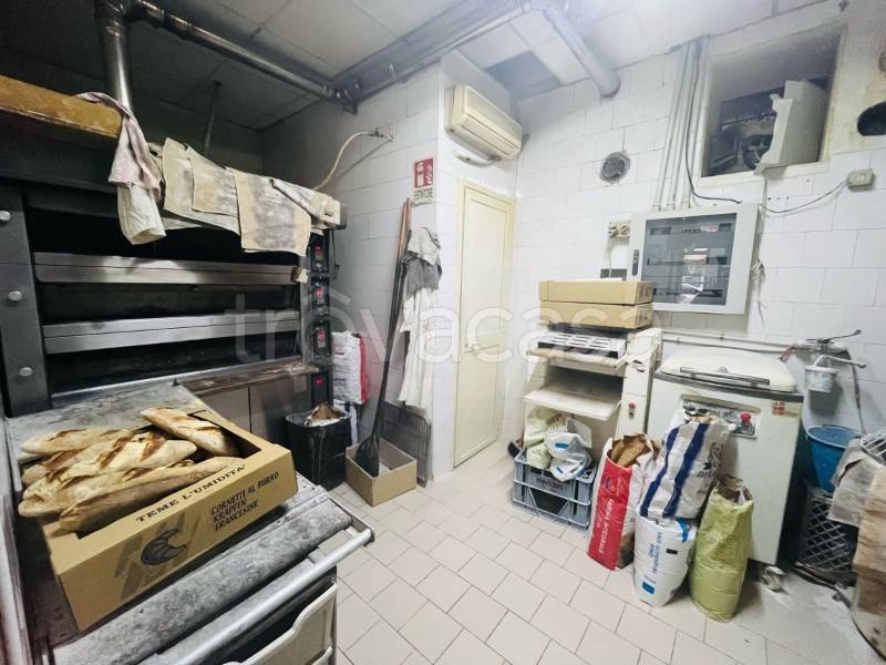 negozio in vendita a Napoli in zona Fuorigrotta