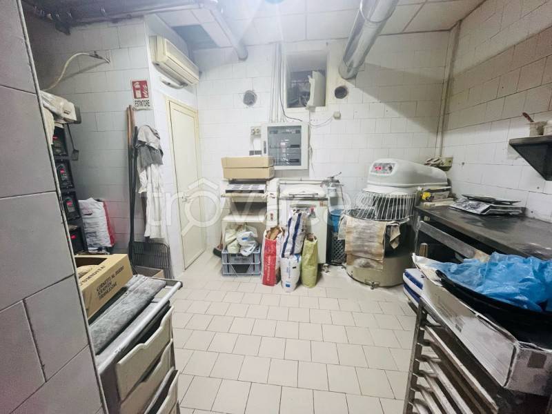 negozio in vendita a Napoli in zona Fuorigrotta