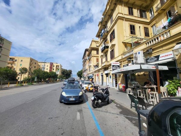 negozio in vendita a Napoli in zona Fuorigrotta