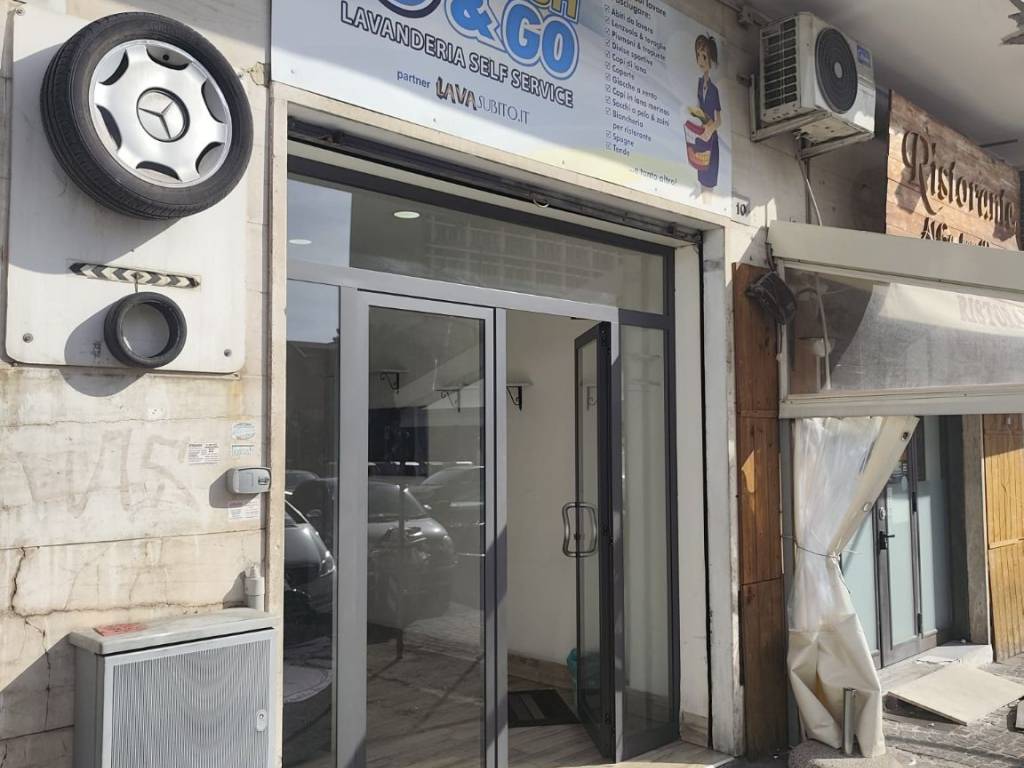 negozio in vendita a Napoli in zona Fuorigrotta