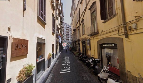 negozio in vendita a Napoli in zona Chiaia