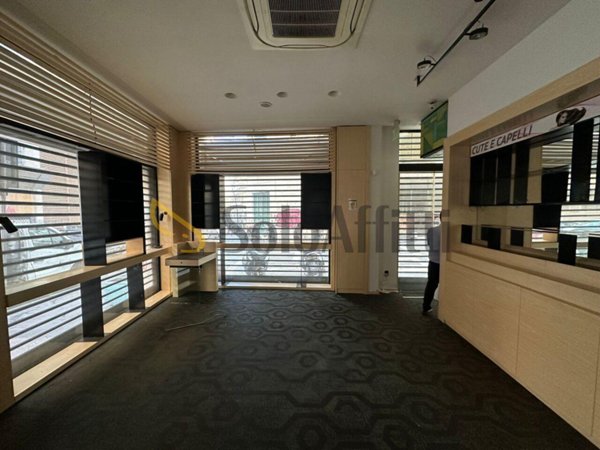 esavano in vendita a Napoli in zona Montecalvario