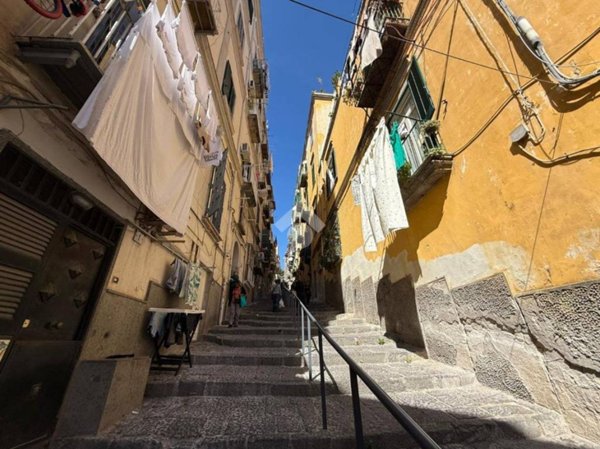 appartamento in vendita a Napoli in zona San Carlo all'Arena