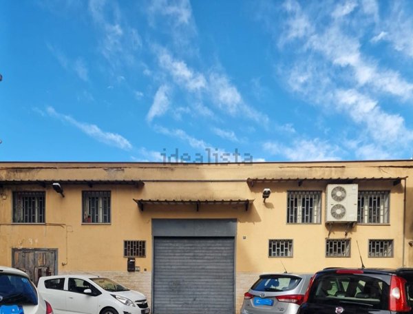 capannone in vendita a Napoli in zona San Carlo all'Arena