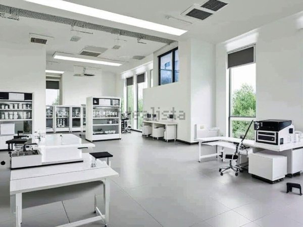 capannone in vendita a Napoli in zona San Carlo all'Arena