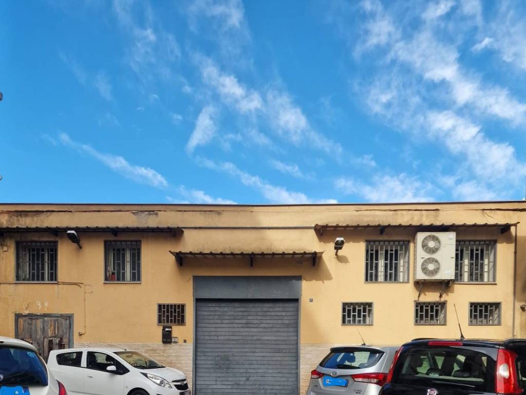 locale commerciale in vendita a Napoli