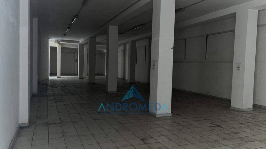 locale commerciale in vendita a Napoli in zona Barra