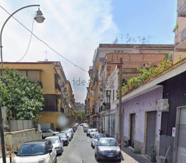 locale commerciale in vendita a Napoli in zona San Lorenzo