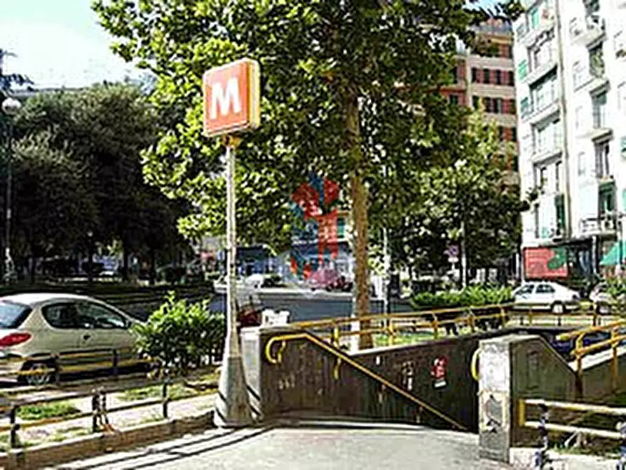 locale commerciale in vendita a Napoli in zona Arenella