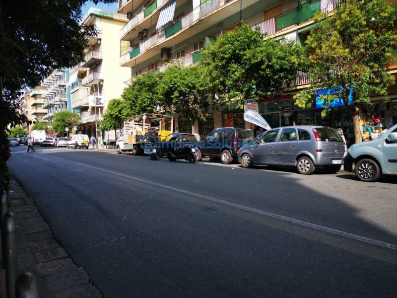 locale commerciale in vendita a Napoli in zona Soccavo