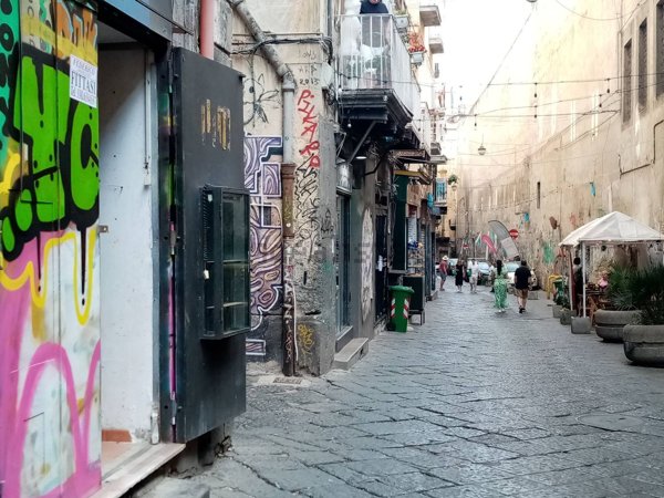 locale commerciale in vendita a Napoli in zona Centro Antico