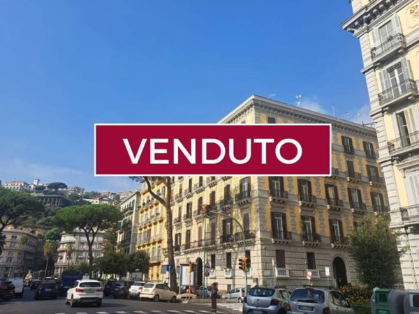 appartamento in vendita a Napoli in zona Chiaia
