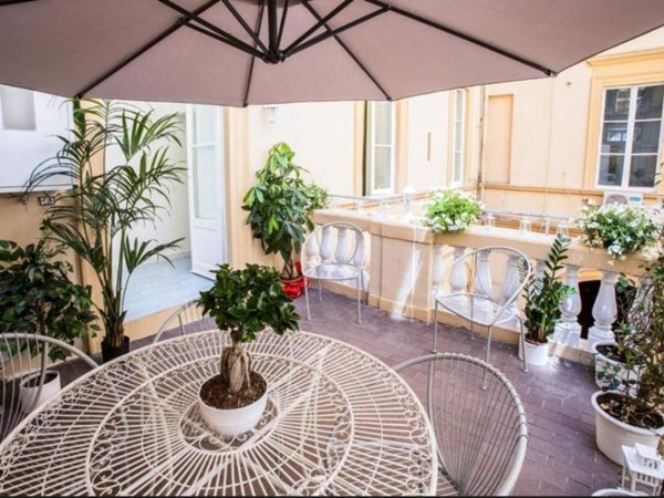 appartamento in vendita a Napoli in zona Chiaia