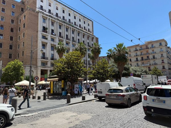 locale commerciale in vendita a Napoli