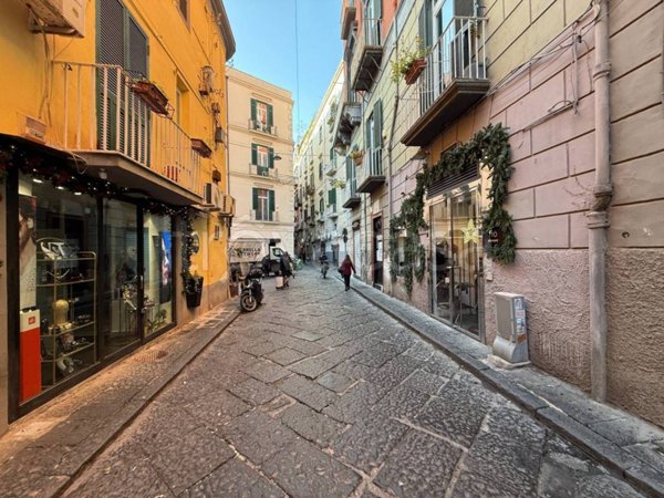 negozio in vendita a Napoli in zona Chiaia