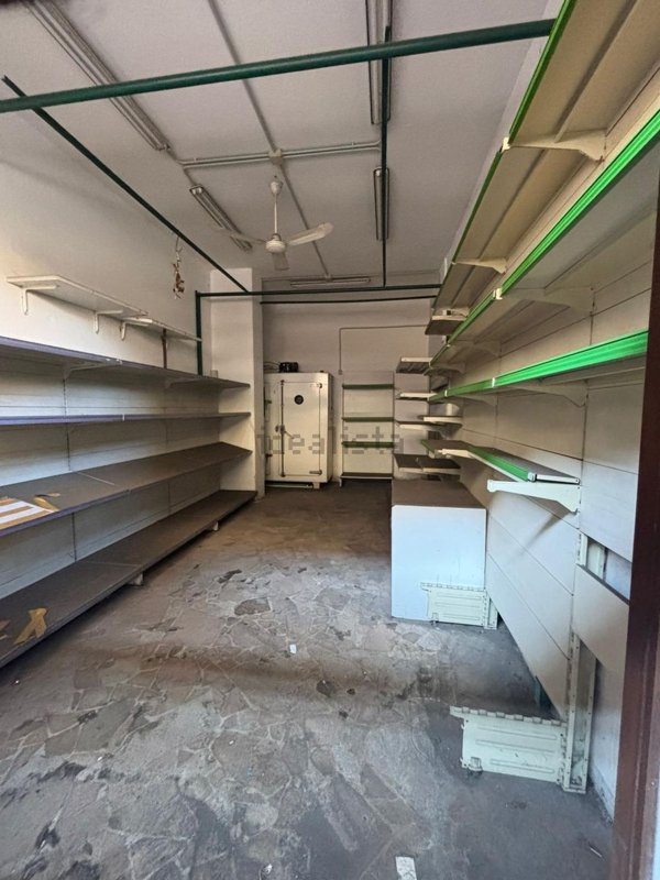 locale commerciale in vendita a Napoli in zona Miano