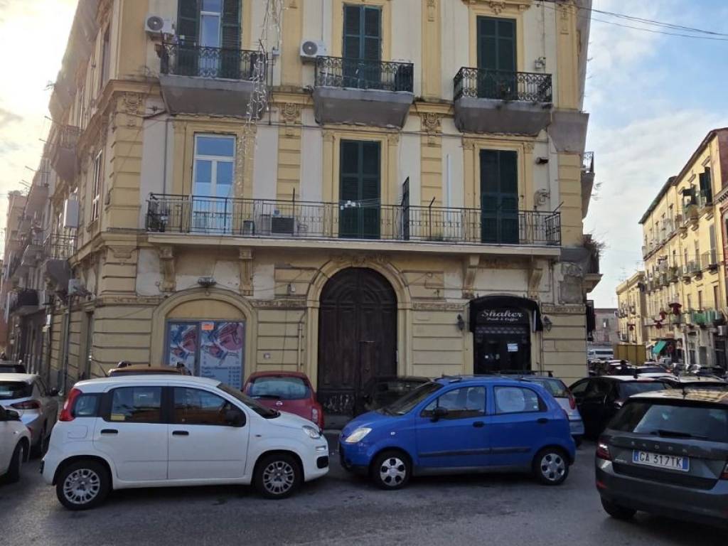 locale commerciale in vendita a Napoli in zona Bagnoli