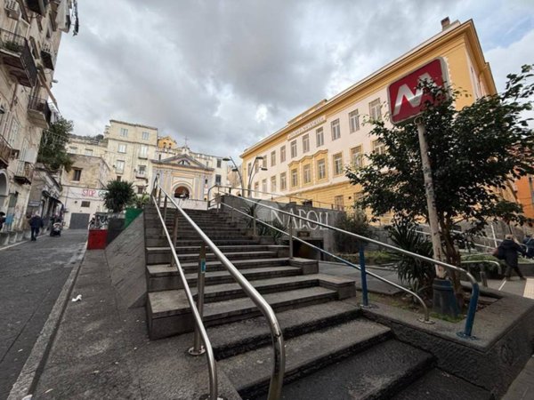 negozio in vendita a Napoli in zona Montecalvario