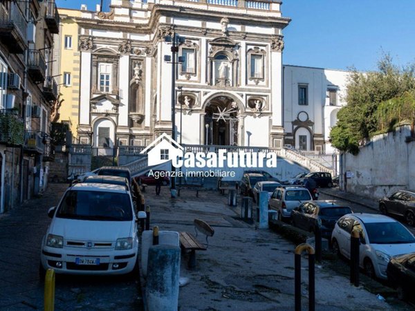 appartamento in vendita a Napoli in zona San Carlo all'Arena