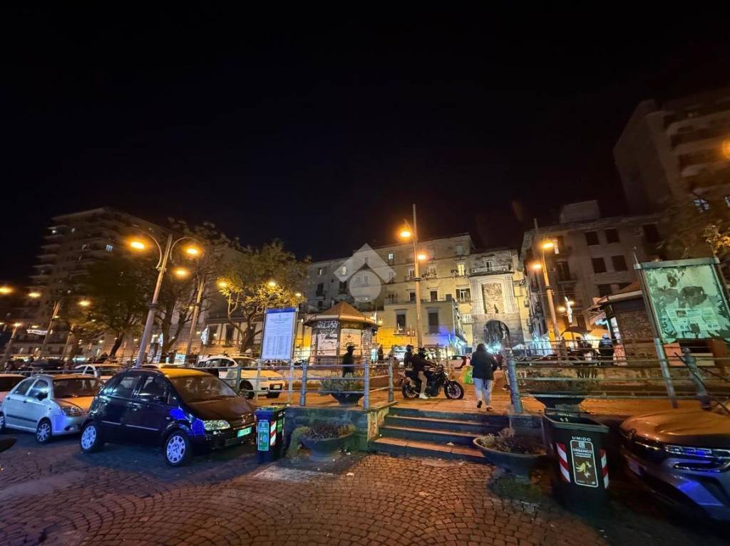 negozio in vendita a Napoli in zona Stella