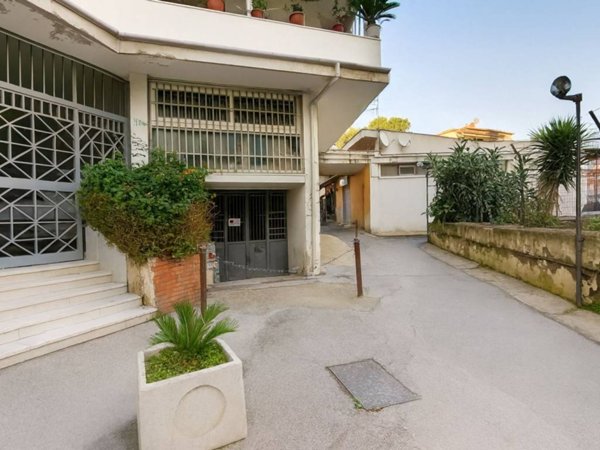 locale commerciale in vendita a Napoli in zona Fuorigrotta