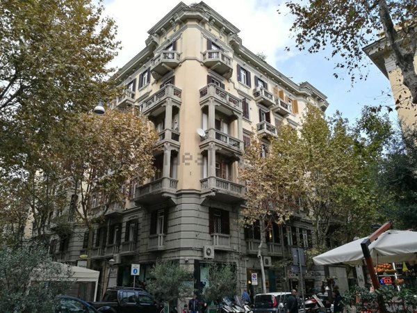 locale commerciale in vendita a Napoli in zona Vomero