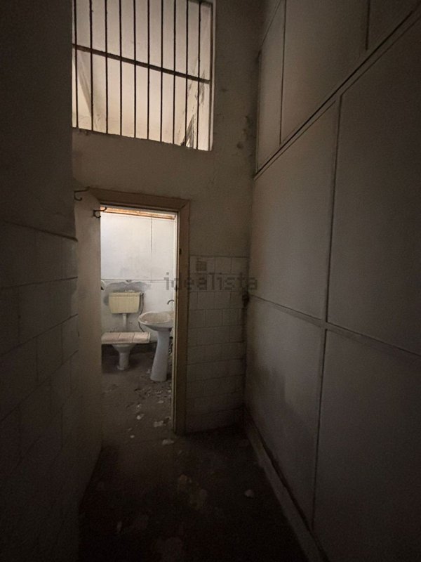 locale commerciale in vendita a Napoli in zona Miano