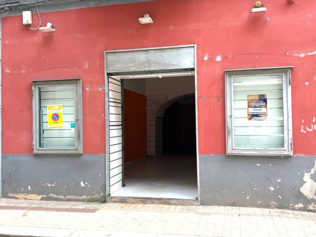 negozio in vendita a Napoli in zona Secondigliano