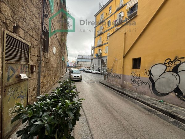 negozio in vendita a Napoli in zona San Carlo all'Arena
