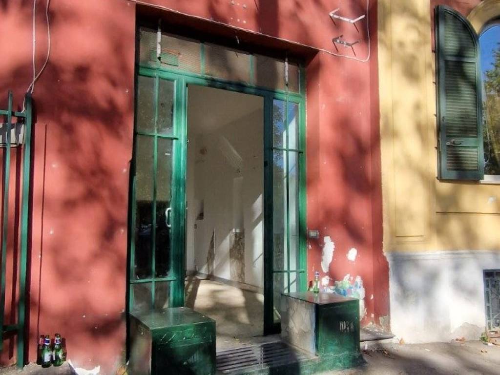 negozio in vendita a Napoli in zona Capodimonte / Colli Aminei