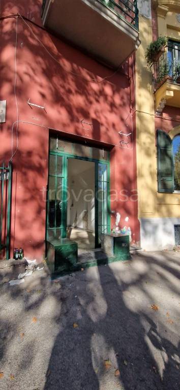 negozio in vendita a Napoli in zona Stella