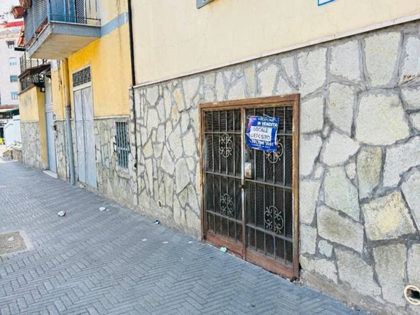 locale commerciale in vendita a Napoli in zona Chiaiano