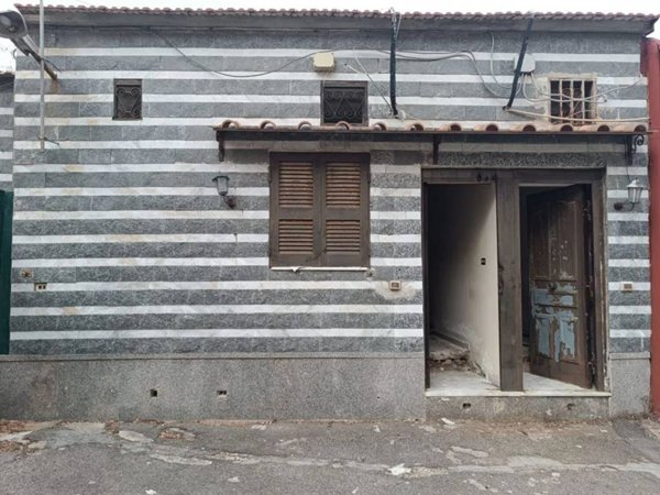 negozio in vendita a Napoli in zona Soccavo