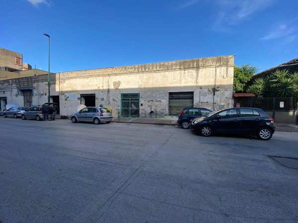 negozio in vendita a Napoli in zona San Giovanni a Teduccio