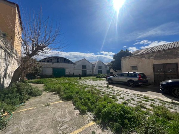 locale commerciale in vendita a Napoli in zona Barra