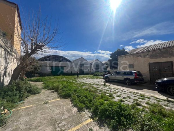 locale commerciale in vendita a Napoli in zona Barra