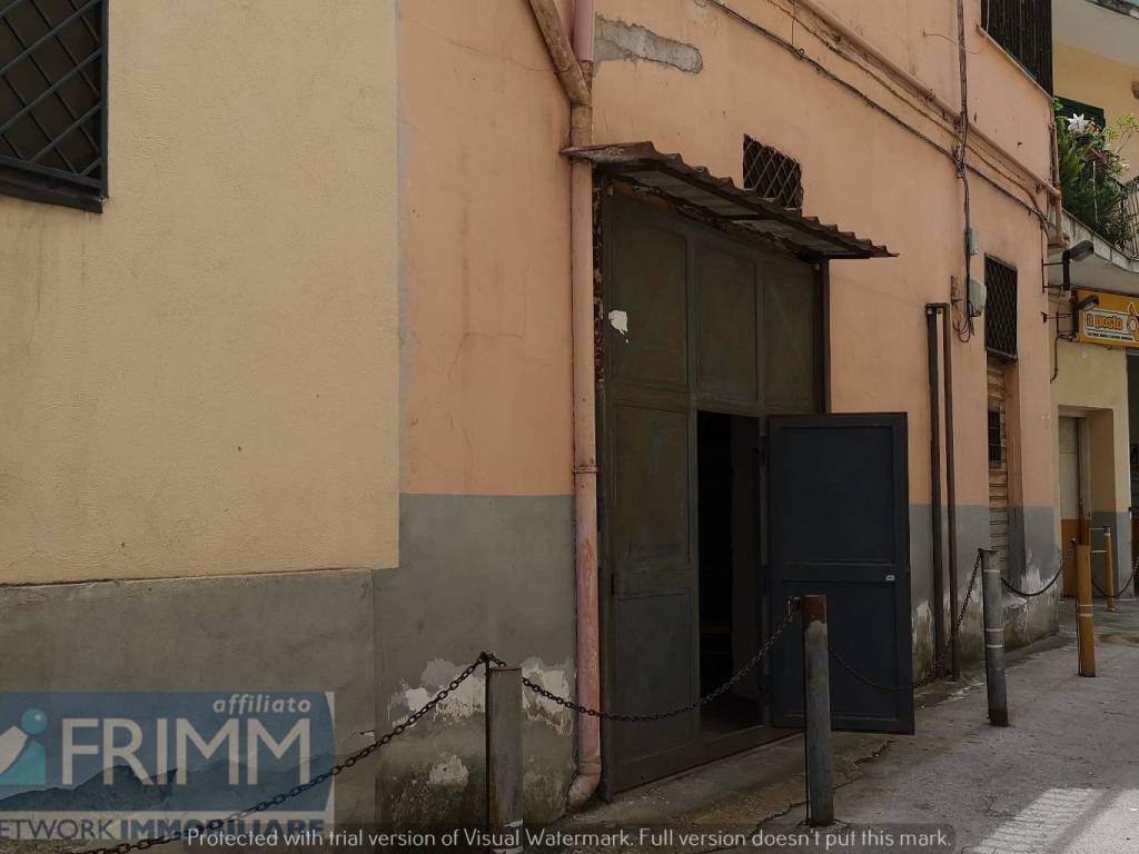 locale commerciale in vendita a Napoli in zona Capodimonte / Colli Aminei