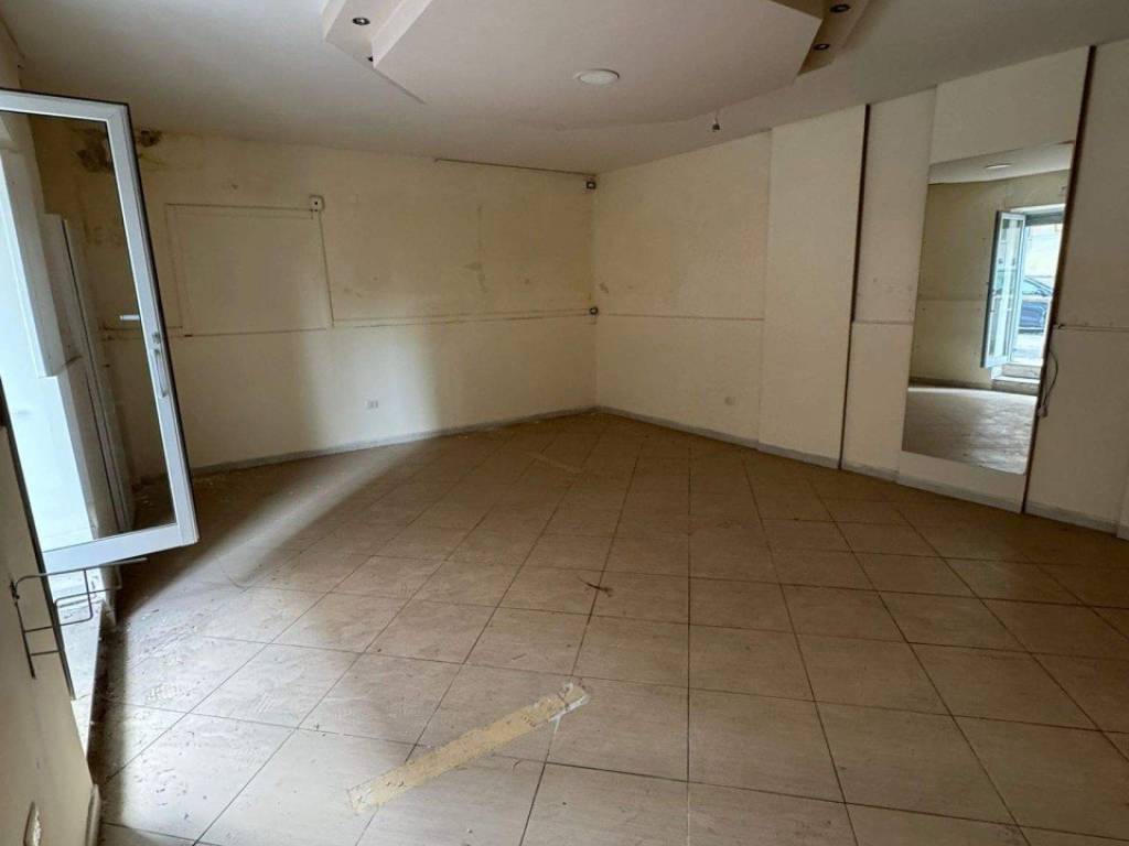 negozio in vendita a Napoli in zona Secondigliano