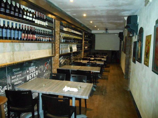 locale commerciale in vendita a Napoli in zona Chiaia