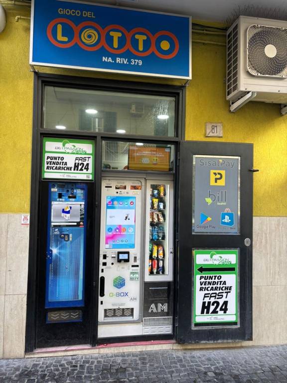 negozio in vendita a Napoli in zona Secondigliano